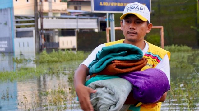 Tim Indosat Ooredoo Hutchison saat menyalurkan bantuan ke pengungsi korban banjir di wilayah Kelurahan Manggala, Kota Makassar, kemarin. (Dok. Indosat Ooredoo Hutchison)