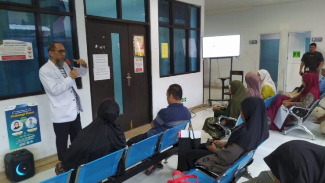 Penyuluhan kesehatan oleh dr. Syamsuddin, sp.PD dalam rangka memperingati hari Diabetes Sedunia.