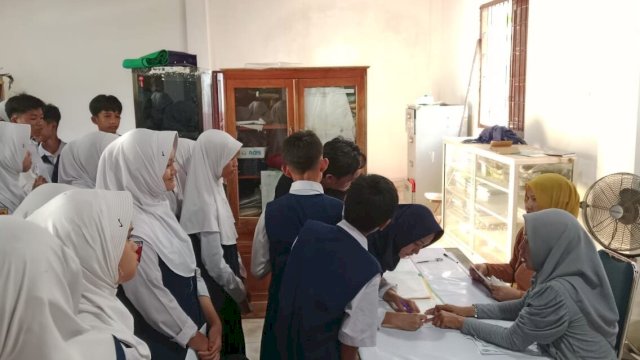 Ket: Ratusan Siswa mengantri usai menunggu berjam-jam untuk menerima beasiswa di Kantor Dinas Pendidikan dan Kebudayaan Kota Parepare 