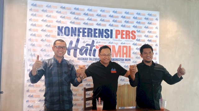 Calon Wakil Bupati Gowa terpilih, Darmawangsyah Muin (tengah) di dampingi para tim pemenang usai Prescon, di Warung Makan Cobek-Cobek, Jalan Sultan Hasanuddin, Sungguminasa, Sabtu (7/12/2024). (Dok. Chaerani/Republiknews.co.id)
