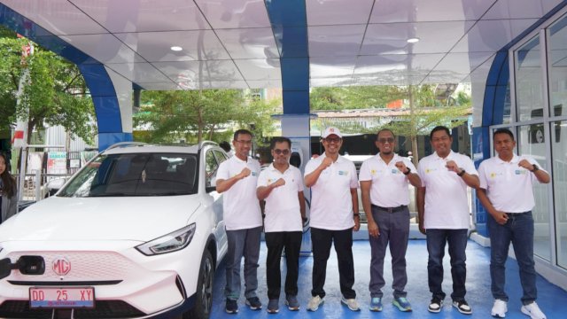 Manajemen PLN UID Sulselrabar beserta Forkopimda Kabupaten Bulukumba saat melakukan foto bersama di SPKLU PLN UP3 Bulukumba. (Foto: Istimewa)