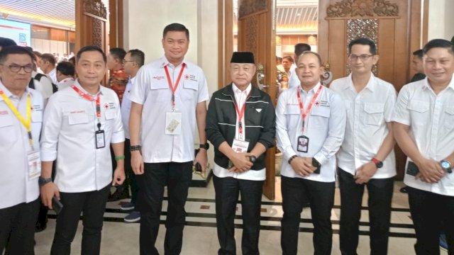 Ketua PMI Sulawesi Selatan Adnan Purichta Ichsan bersama Ketua PMI Gowa Abd Rauf Malaganni (masing-masing tengah) didampingi para pengurus PMI Sulsel dan Gowa berfoto bersama usai menghadiri Munas PMI Ke-XXII Tahun 2024, di Hotel Grand Sahid Jaya, Jalan Jendral Sudirman, Jakarta Pusat, Senin, (09/12/2024). (Dok. Istimewa)