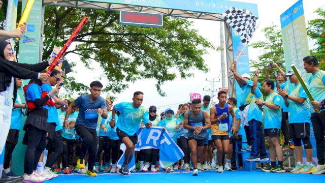 General Manager PLN UID Sulselrabar, Budiono melakukan flag off PLN Mobile Green Run 2024 di Kabupaten Bulukumba, Sabtu (7/12/2024). (Foto: Istimewa)
