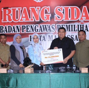 Bawaslu Makassar Serahkan Santunan untuk Pengawas Kelurahan yang Meninggal Dunia