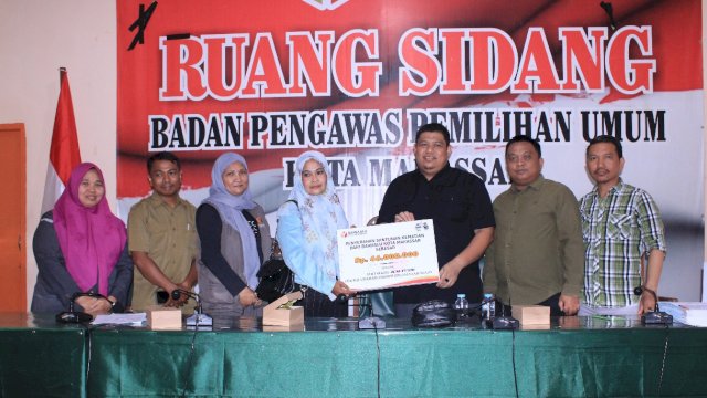 Bawaslu Makassar menyerahkan santunan kepada ahli waris dari pengawas kelurahan yang meninggal dunia saat bertugas pada tahapan Pilkada Serentak 2024, Senin (9/12/2024). (Foto: Istimewa)