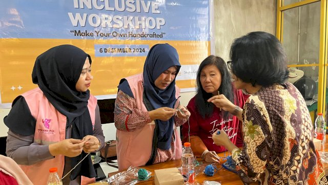 Srikandi PLN turut antusias mengikuti workshop handcrafting khusus untuk para penyandang tuna rungu. (Foto: Istimewa)