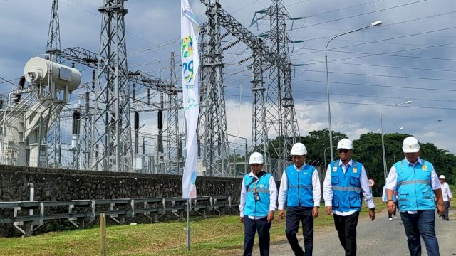 GM PLN UID Sulselrabar, Budiono tengah memantau kesiapan PLTGU Sengkang yang menyuplai listrik ke sistem kelistrikan Sulbagsel jelang momentum Nataru. (Foto: Istimewa)
