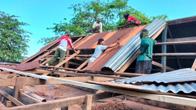 Pihak Huadi Group membantu perbaikan atap sejumlah rumah warga di Desa Papanloe, Kecamatan Pajukukang, Kabupaten Bantaeng, Rabu (11/12/2024). (Foto: Istimewa)