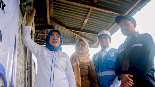 Anggota DPR RI Komisi XI, Andi Yuliani Paris, didampingi oleh General Manager PLN UID Sulselrabar, Budiono saat melakukan penyalaan listrik program BPBL secara simbolis di Kabupaten Wajo. (Foto: Istimewa)