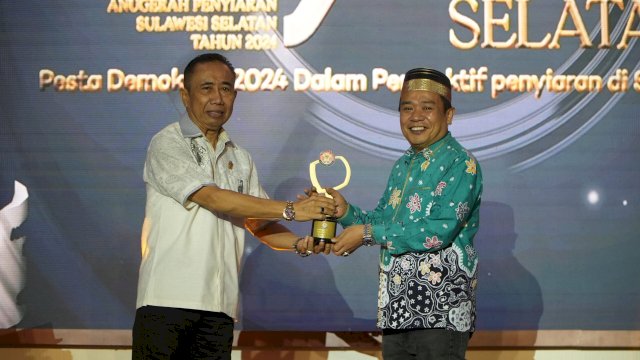 Ketua KPU Sulsel, Hasbullah (kanan) saat menerima penghargaan di ajang KPID Award 2024, Kamis (12/12/2024). (Foto: Istimewa)
