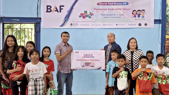 Head of Regional Center BAF Manado, Bobby Hermansyah Frederik Wajong menyerahkan hadiah akhir tahun kepada penanggung jawab Panti Asuhan dr J Lucas dalam CSR Semarak Kasih Bersama BAF. (Foto: Istimewa)