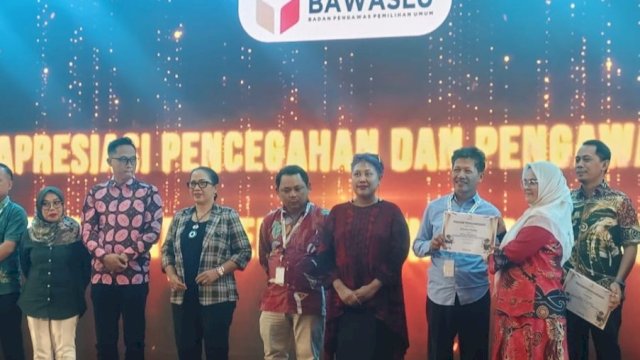 Bawaslu Sulawesi Selatan menerima apresiasi sebagai lembaga dengan pencegahan dan pengawasan partisipatif teraktif se-Indonesia, Sabtu (14/12/2024). (Foto: Istimewa)