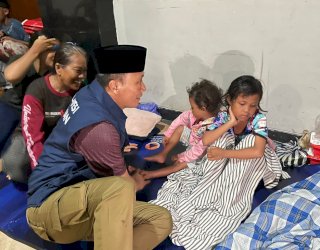Pantau Banjir, Pj Gubernur Sulsel Kunjungi RSI Faisal dan Titik Pengungsi di Tengah Malam