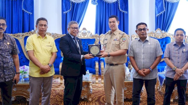 Anggota Komisi II DPR RI, Taufan Pawe menggelar pertemuan dengan Bupati Kabupaten Pangkep bersama para pimpinan SKPD se Kabupaten Pangkep, Selasa (17/12/2024). (Foto: Istimewa)