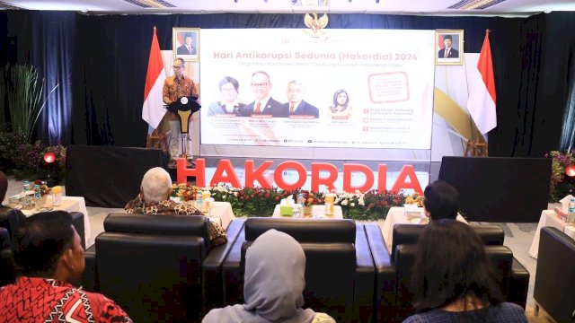 Ketua Dewan Komisioner OJK Mahendra Siregar, saat memberikan sambutan pada Hari Antikorupsi Sedunia (Hakordia) Tahun 2024 dengan tema “Teguhkan Komitmen Berantas Korupsi untuk Indonesia Maju” di Jakarta, Selasa, (17/12/2024) kemarin. (Dok. Humas OJK)