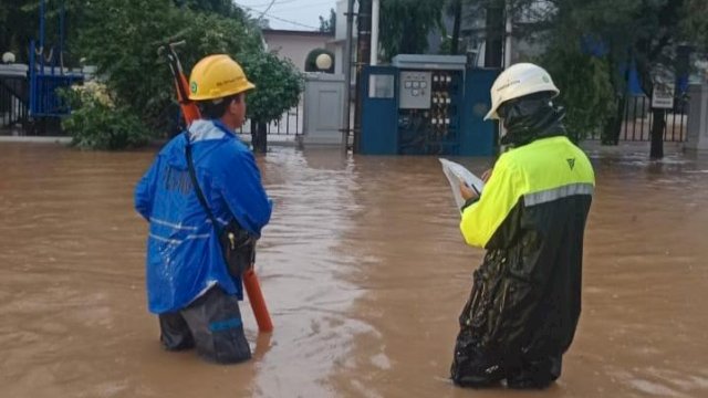 Petugas PLN bersiaga guna memastikan keamanan listrik agar masyarakat terhindar dari bahaya dalam kondisi banjir di Kabupaten Pangkep, Sabtu (21/12/2024). (Foto: Istimewa)