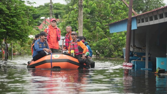 Wali Kota Makassar, Moh Ramdhan Pomanto saat meninjau kondisi banjir di Kecamatan Manggala, Makassar, Minggu (22/12/2024). (Foto: Istimewa)