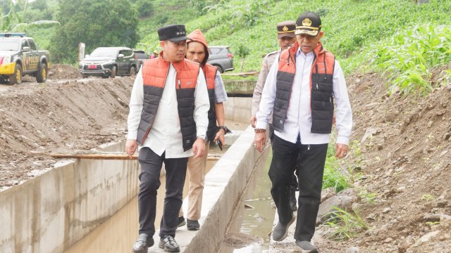 Pj Bupati Jeneponto, Reza Faisal saat mengunjungi saluran irigasi Kelara-Kareloe, Senin (23/12/2024). (Foto: Istimewa)