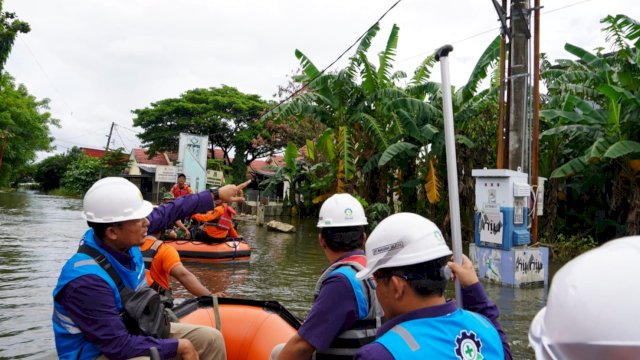 Manajemen PLN UID Sulselrabar melakukan pemantauan jaringan listrik di Blok 8, Antang, Kota Makassar. (Foto: Istimewa)