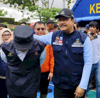 Mensos RI Kunjungi Dua Lokasi Pengungsian Korban Banjir di Manggala