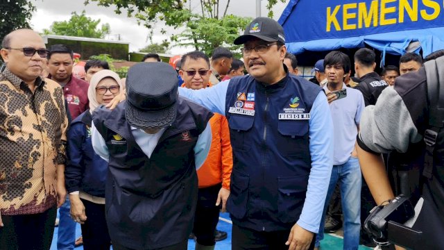 Menteri Sosial (Mensos) Republik Indonesia, Saifullah Yusuf saat mengunjungi lokasi banjir di Kota Makassar, Rabu (25/12/2024). (Foto: Istimewa)