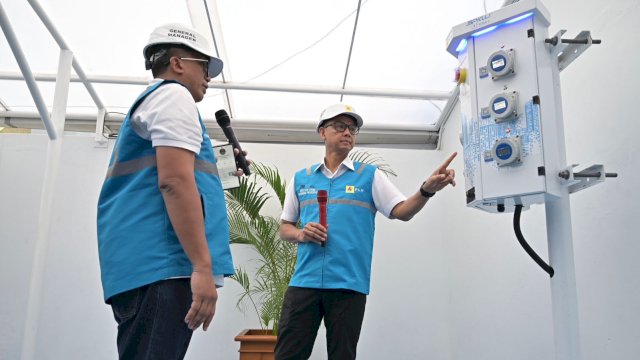 Direktur Utama PLN, Darmawan Prasodjo didampingi General Manager PLN UID Jawa Barat, Agung Murdifi saat melakukan peninjauan charging station di One Stop EV Charging Station di Surapati, Bandung, Jawa Barat, Rabu (25/12/2024). (Foto: Istimewa)