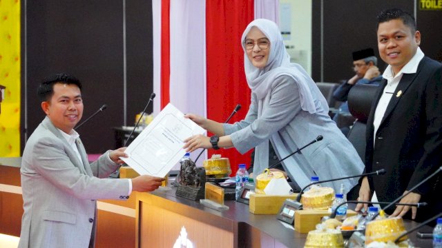 Juru Bicara Fraksi Demokrat DPRD Sulsel, Heriwawan (kiri) saat menyerahkan laporan hasil reses ke Ketua DPRD Sulsel, Andi Rachmatika Dewi dalam rapat paripurna yang digelar Jumat (27/12/2024). (Foto: Humas DPRD Sulsel)