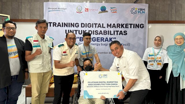 General Manager PLN UID Sulselrabar, Budiono bersama Kepala Dinas Sosial Sulsel, Abd Malik Faisal dan Ketua YBM PLN UID Sulselrabar, Rachmat Nur saat memberikan simbolis bantuan pelatihan digital marketing untuk disabilitas kepada salah satu peserta. (Foto: Istimewa)