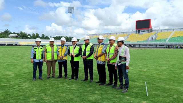 Anggota Komisi II DPR RI, Taufan Pawe saat meninjau proses renovasi Stadion Gelora BJ Habibie Parepare, Jumat (27/12/2024). (Foto: Istimewa)