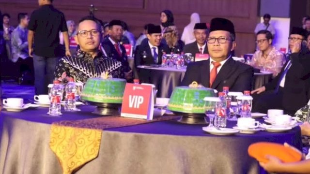 Ketua DPRD Makassar, Supratman (kiri) saat menghadiri kegiatan Refleksi Akhir Tahun 2024 yang diinisiasi oleh Pemerintah Kota Makassar di Hotel Four Points by Sheraton, Jalan Andi Djemma, Makassar, Jumat (27/12/2024). (Foto: Istimewa)