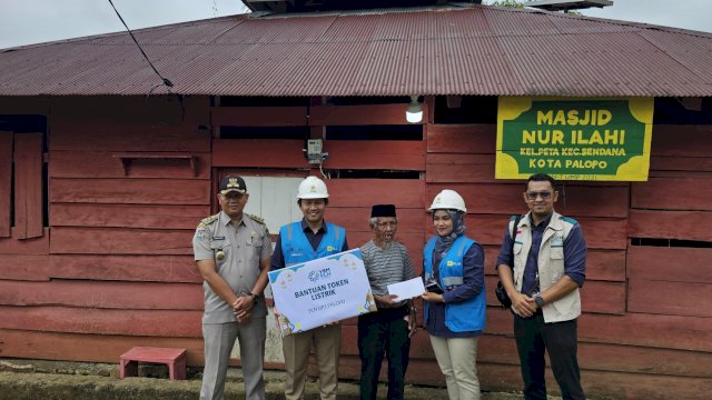 Manager PLN UP3 Palopo, Rathy Shinta Utami (kiri) beserta masyarakat sekitar menyalakan listrik secara simbolis Masjid Nur Ilahi di Dusun Tandung, Kota Palopo. (Foto: Istimewa)