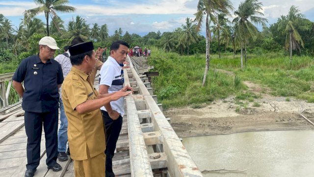 Bupati Sidrap terpilih, Syaharuddin Alrif saat meninjau kondisi jembatan penghubung antar desa di Desa Bulucenrana, Kecamatan Pitu Riawa, Kabupaten Sidrap, yang roboh belum lama ini. (Foto: Istimewa)