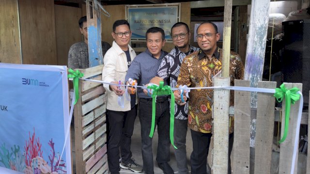 Pengguntingan pita secara simbolis saat pembukaan workshop baru untuk program furniture daur ulang Rappo Indonesia. (Foto: Istimewa)