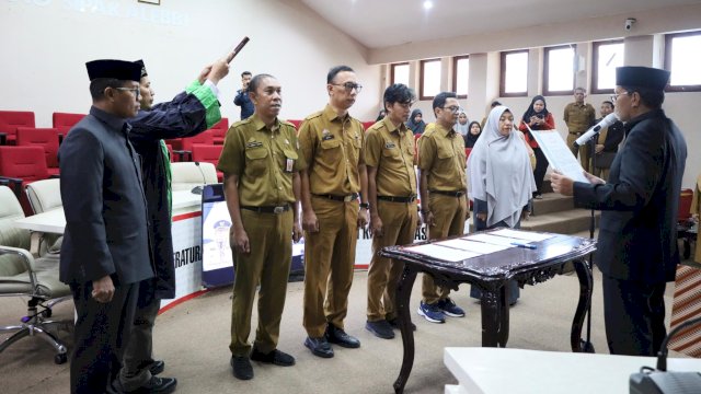 Wali Kota Makassar, Moh Ramdhan Pomanto melantik empat penjabat fungsional perizinan di Ruang Sipakalebbi, Balaikota Makassar, Selasa (31/12/2024). (Foto: Istimewa)