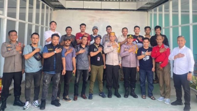 Kepolisian Resor Jeneponto mengadakan rilis akhir tahun 2024 sekaligus silaturahmi dengan awak media di Cafe Tetta, Jalan Ishak Iskandar, Kelurahan Empoang, Kecamatan Binamu, Kabupaten Jeneponto, Selasa (31/12/2024). (Foto: Istimewa)