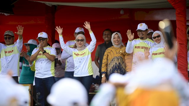 Bupati Luwu Utara Indah Putri Indriani saat membuka secara resmi Porseni PGRI yang dipusatkan di Lapangan Andi Hamid Kecamatan Bone-bone. (ist)