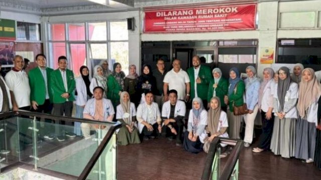 Foto bersama direktur RSUD Andi Sulthan Daeng Radja Bulukumba, dr. Rizal Ridwan dengan rombongan tim FK-UMI. [FOTO.IST]