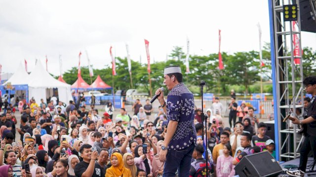 Penyanyi Ridwan Sau saat meramaikan Pesta Rangga #2 by Kalla Toyota, di Pelataran Pipo Makassar, Minggu, (12/01/2025) lalu. Event ini berhasil dihadiri ribuan pengunjung dari berbagai daerah. (Dok. Kalla Toyota). 