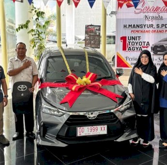 Pelanggan Kalla Toyota Asal Parepare Berbahagia Menangkan Grand Prize Agya