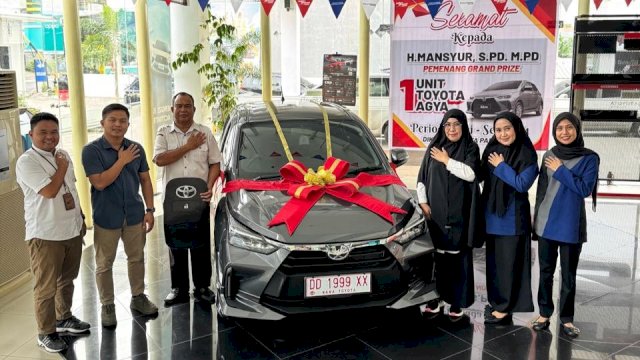 Mansyur (ketiga kiri) sebagai salah satu pelanggan Kalla Toyota asal Kota Parepare, Sulawesi Selatan berhasil menjadi pemenang grand prize satu unit Toyota Agya dari Kalla Toyota, kemarin. (Dok. Kalla Toyota)