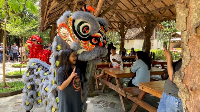 Salah satu pengunjung saat menikmati Parade Barongsai di Bugis Waterpark Adventure, kemarin. (Dok. Bugis Waterpark)
