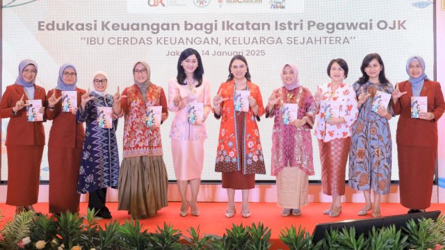 Kepala Eksekutif Pengawas Perilaku Pelaku Usaha Jasa Keuangan, Edukasi dan Pelindungan Konsumen OJK Friderica Widyasari Dewi (kelima kiri) dan Ketua Dewan Pembina IIPOJK Ita Siregar (kelima kanan), di sela-sela Peluncuran Buku Saku Perempuan Cerdas Keuangan, di Kantor OJK, kemarin. (Humas OJK)
