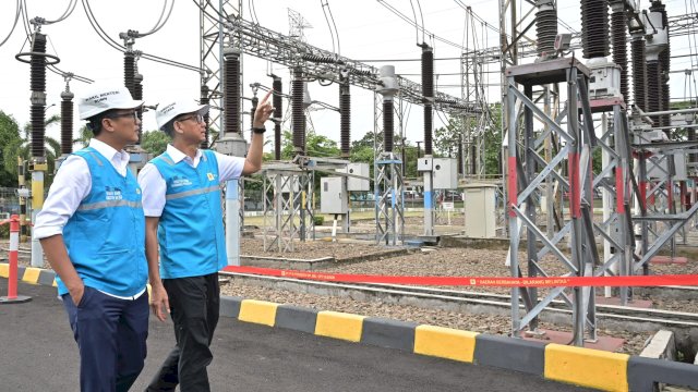 Wakil Menteri BUMN, Aminuddin Ma'ruf (kiri) didampingi Direktur Utama PLN, Darmawan Prasodjo (kanan) saat meninjau langsung Gardu Induk 150 kV Cilegon Lama, Cilegon, Selasa (24/12/2024). (Foto: Istimewa)