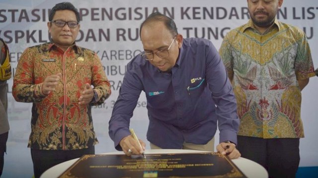 General Manager PT PLN (Persero) UID Sulselrabar, Budiono saat penandatanganan prasasti peresmian SPKLU PLN ULP Karebosi, Selasa (31/12/2024). (Foto: Istimewa)
