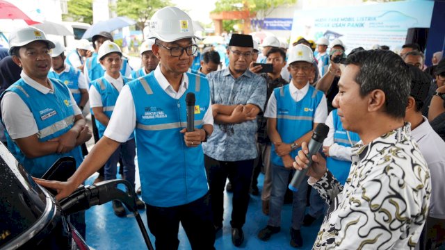 Direktur Utama PLN, Darmawan Prasodjo menyapa pengguna kendaraan listrik yang sedang melakukan pengisian daya di SPKLU Rest Area KM 519A Ruas Tol Solo-Ngawi, Jawa Tengah, Rabu (25/12/2024). (Foto: Istimewa)