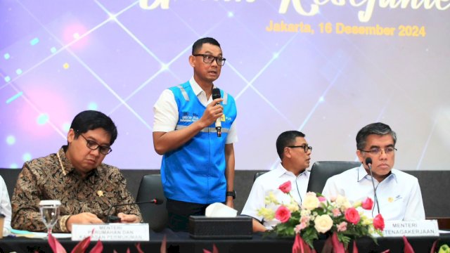 Direktur Utama PLN, Darmawan Prasodjo saat memaparkan terkait diskon tarif listrik 50 persen untuk rumah tangga dengan daya listrik 2.200 VA ke bawah pada periode Januari hingga Februari 2025. (Foto: Istimewa)