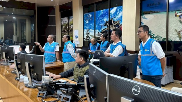 GM PLN UID Sulselrabar, Budiono saat memantau langsung control center di Makassar. (Foto: Istimewa)
