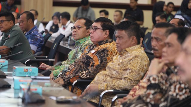 Wali Kota Makassar, Moh Ramdhan Pomanto melakukan rapat koordinasi langsung bersama Menko PMK RI Pratikno terkait Siaga Darurat Bencana Hidrometeorologi, Kamis (2/1/2025). (Foto: Istimewa)