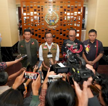 Menko PMK Pratikno Serahkan Bantuan Rp14,4 Miliar untuk Penanganan Bencana di Sulsel