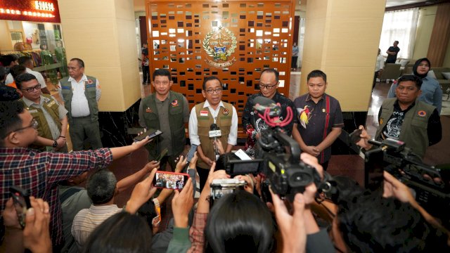 Menteri Koordinator Bidang Pembangunan Manusia dan Kebudayaan (Menko PMK), Pratikno menyerahkan bantuan senilai Rp14,4 miliar untuk penanganan bencana di Provinsi Sulsel. (Foto: Istimewa)